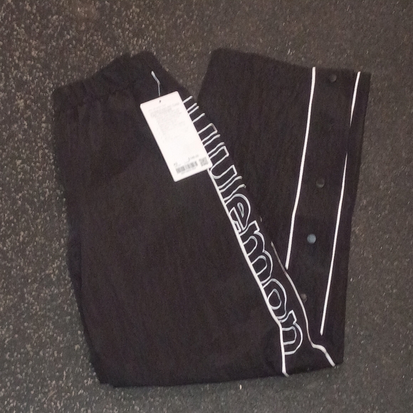 NWT Lululemon Crinkle Nylon Mid-Rise Track Pant
Wordmark - Picture 7 of 8